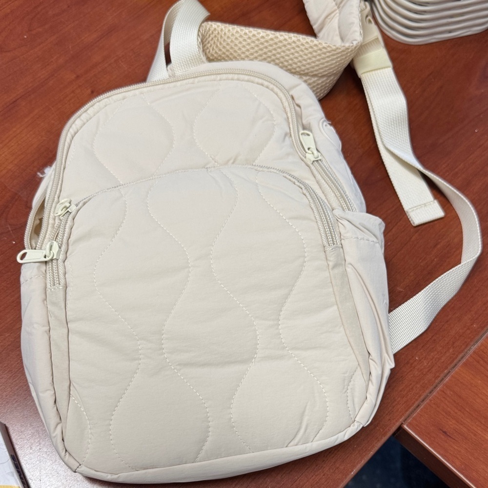 Unbranded sling bag // 012801